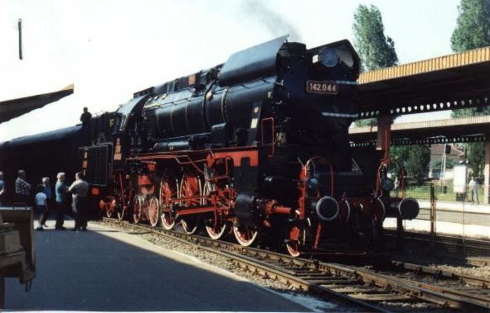 Locomotiva 142.044 pe abur - 1-cu abur