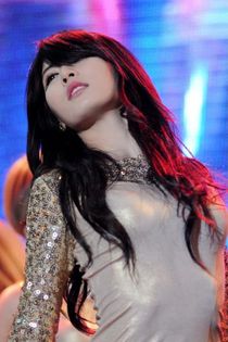 hyuna_black_hair_and_tight_dress_on_stage_tn-8827