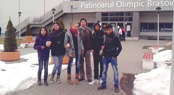 in fata patinoarului - 2013 02 22 Excursie Festivalul Olimpic de Tineret European - Brasov