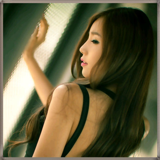 <~> ..[se uita la HS] ..Uu.. pestisorul Hyun.. :)) ..[il scapa pe Hoon] ..o.O ..Oups.. :-s. :)) - X - x - PARK - x - X