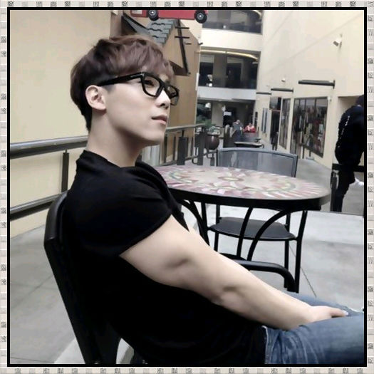 <~> ..Exact.. cum spune Bora. :)) ..Doar e Joon. :))