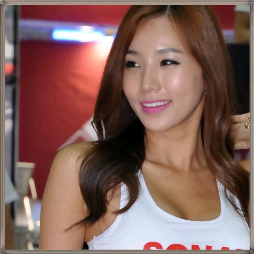 <~> ..La fel si eu.. :)) ..dar astazi.. nu am baut.. ;;) ..[aranjand pernele] .. - X - x - JungNey - RooM - x - X