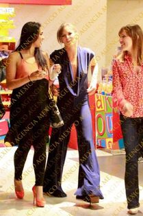 404955_239562116180650_1091836046_n - Begona Narvaez