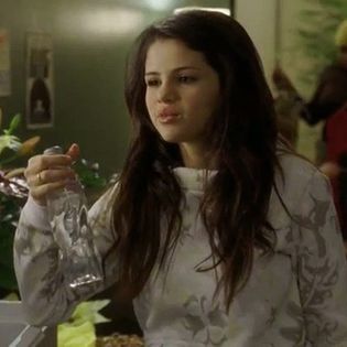 Păi , uite .. Îl vezi pe baiatul ăla Drew ? Îmi cam place de el .