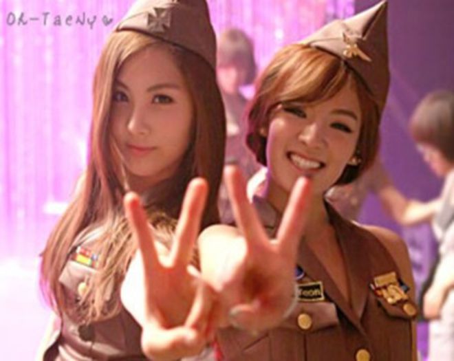 Seohyun and Hyoyeon Peace <3 . - SNSD - Peace