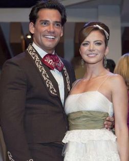 544830_385616098181729_308200933_n