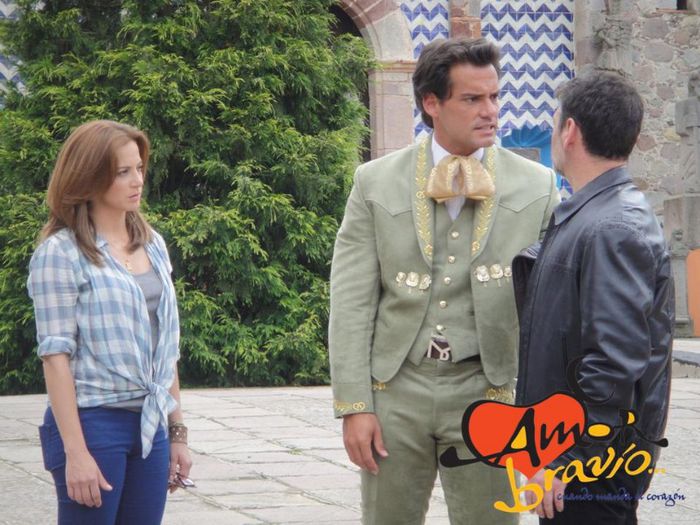 542333_325792010850213_2114744594_n