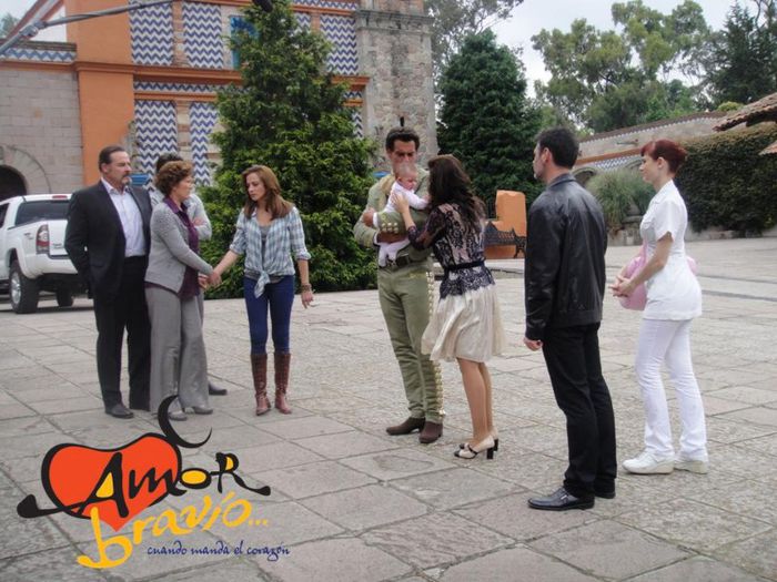 549483_325792120850202_1950860901_n