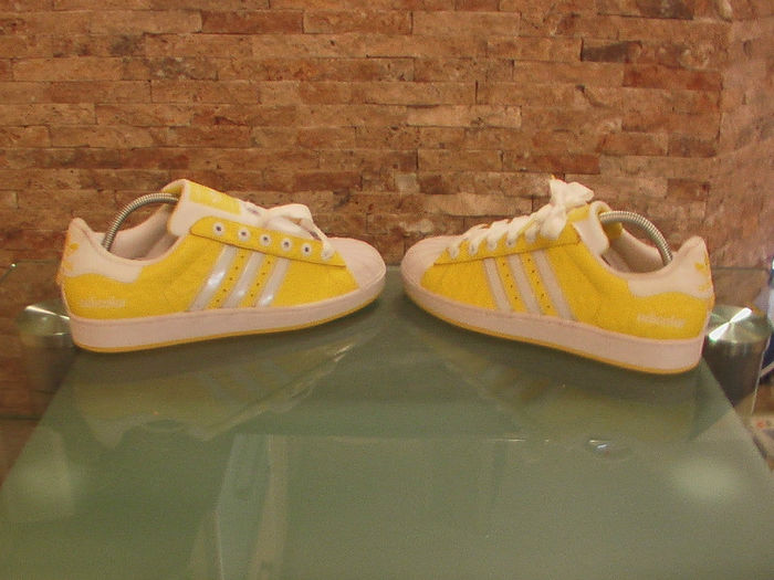 PRET 200 ron; SUNT DE PIELE
