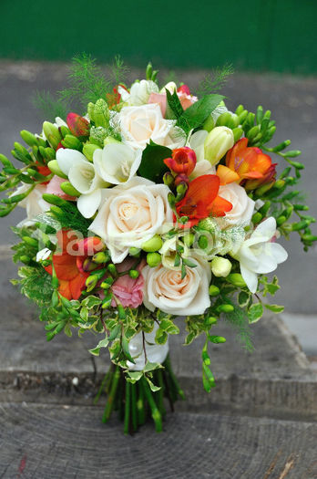 Buchet%20mireasa%20trandafiri%20crem%20Vendella,%20frezii%20roscate,%20lisianthus%20-%20Pret%20240%2