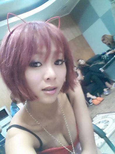 gna-has-a-solo-selca-party-on-oops-mv-set_-amto_0