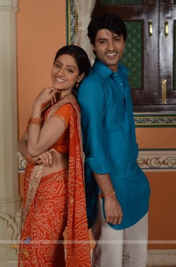 244248-anas-rashid-and-deepika-singh-as-sooraj-and-sandhya-in-diya-aur