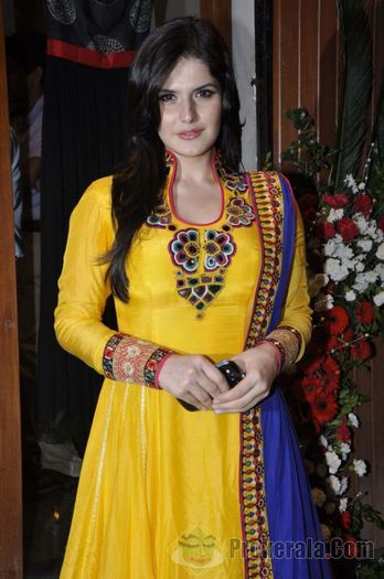 bollywood-actress-zarine-khan-at-designer-nishka-37803 - Zarine Khan