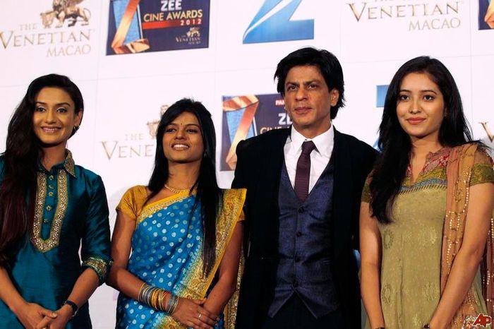 shah-rukh-khan-asha-negi-mitali-nag-rati-pandey-2012-1-21-4-0-15