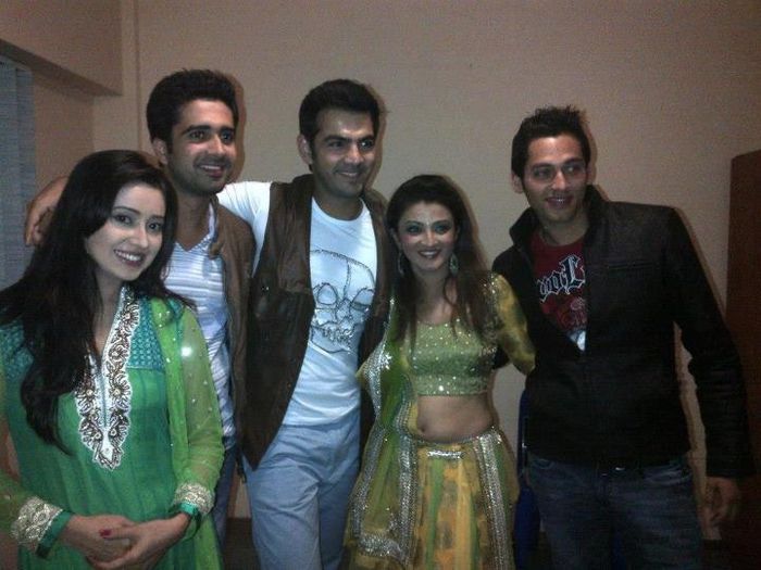 419058_419705824751208_1005508126_n