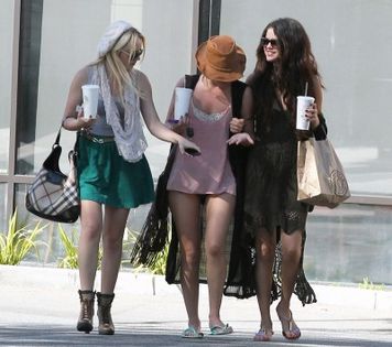  - Out in Los Angeles with friends  Marzo 14