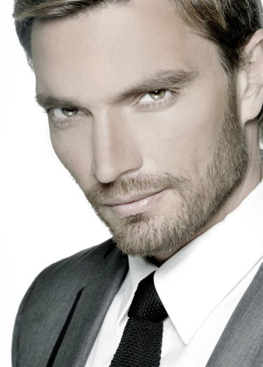  - Julian Gil