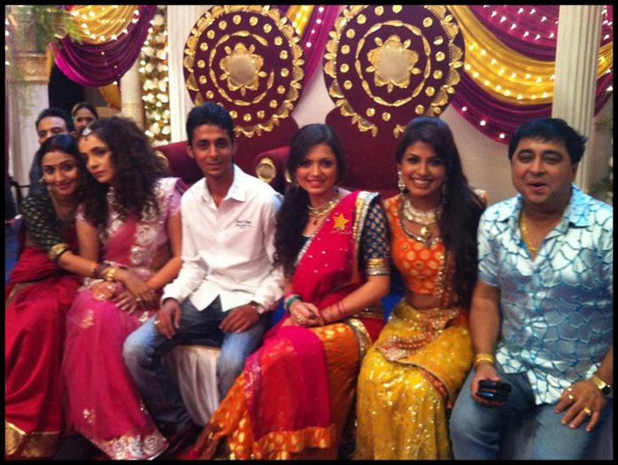 293380_391728374213636_340059890_n - Drashti Dhami
