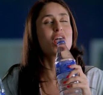 kareena caps (8) - Kareena Kapoor