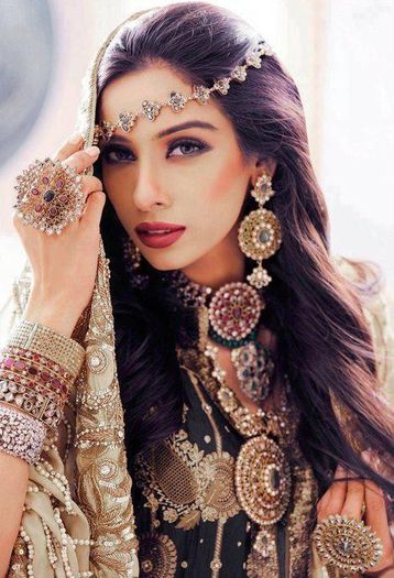 531680_592535130776560_509366563_n - Bridal