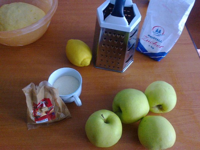Placinta pufoasa cu mere- pregatire umplutura - Culinar 1
