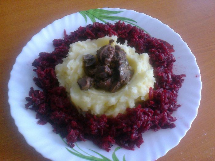 Inimioare, pipote, ficatei, pireu de cartofi si salata sfecla - Culinar 1