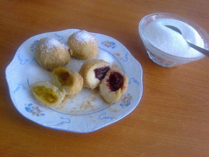 Galuste cu prune din compot si cateva cristale de zahar