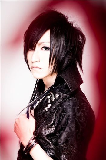 Yuu-diaura-29862443-886-1328