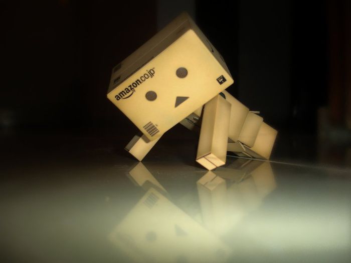 AmazonBOxRobotOnFloor_by_xroberto - Roboti sweet