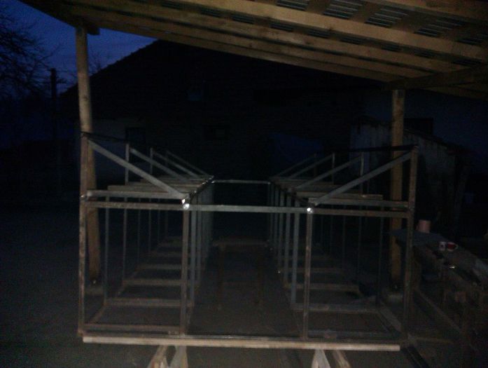 Rastel stupi partea de etaj-vedere din fata - Constructie rastel stupi pentru remorca REMA 2013