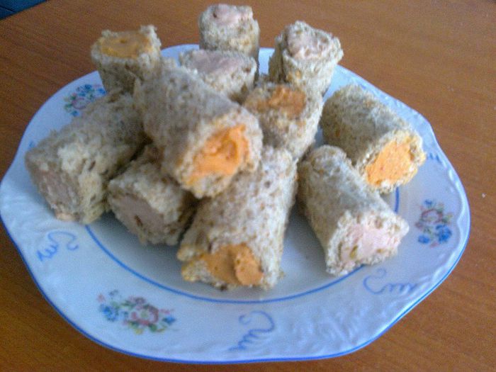 Rulouri vegetale - painici cu pateu vegetal( masline, ciuperci si ardei) - Culinar 1