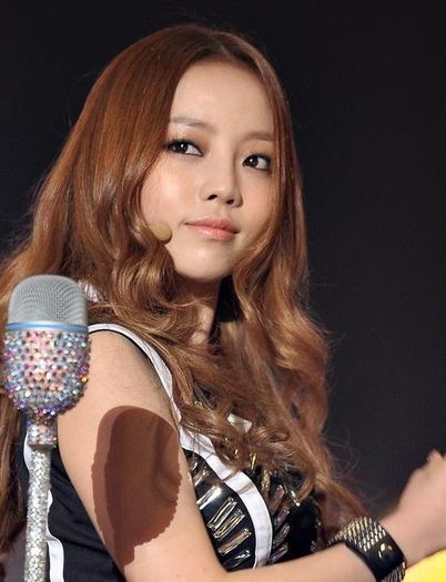 22012-goo-hara-laughs