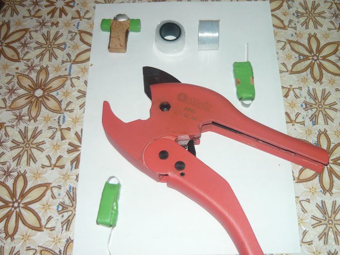 P1040514; foarfeca de instalatori pentru taiat tevi de pvc te ajuta sa tai rolele de folie ies perfectela role de folie am folosit folie de paletizare am infasurato pe o teava de pvc si am taiato cu foarfeca e 
