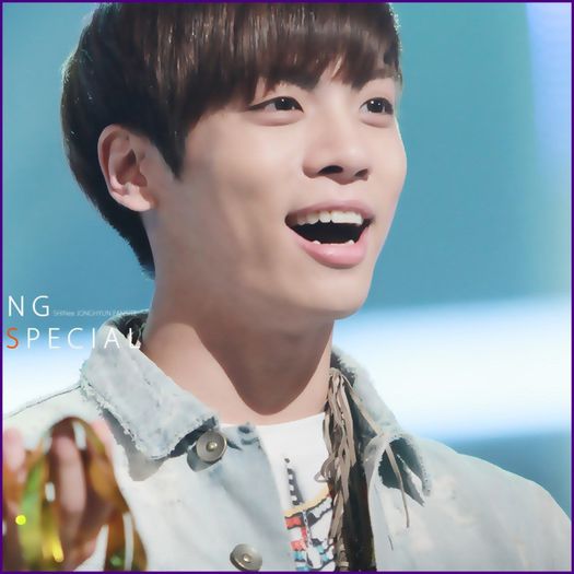 - Waa..:o3 Exact pe tine te cautam..:x {merge la ea;o saruta;ii da buchetul} La multi ani..:x. - l - x - Episodul 23 - x - l