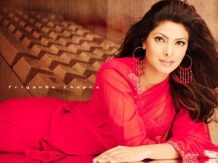 walls-priyanka-chopra-32395696-1024-768