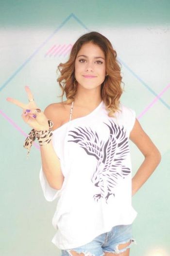 Aici Tini Stoessel!Selena poti intra!