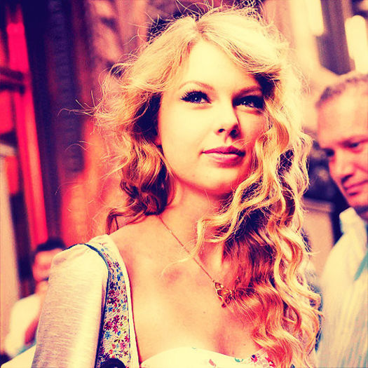 tumblr_mbf5i2JAx71qf7jvvo1_500 - Taylor Swift