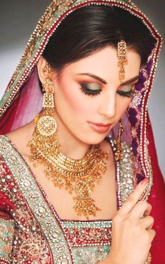 Pakistani-Bridal-Dresses-Make-Up-and-Jewelry-10