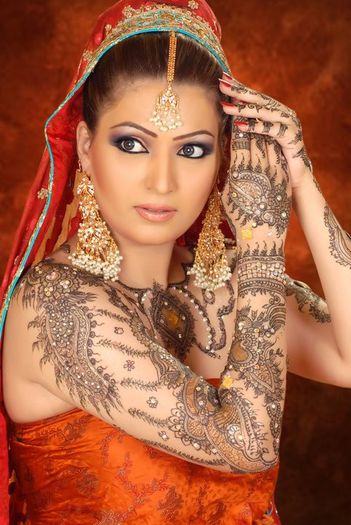 Latest-Bridal-Make-up-Mehndi-styles-3