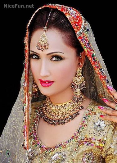 Indian_Bridal_Makeup_With_Stunning_Jewelry_And_Dresses_854_NiceFun