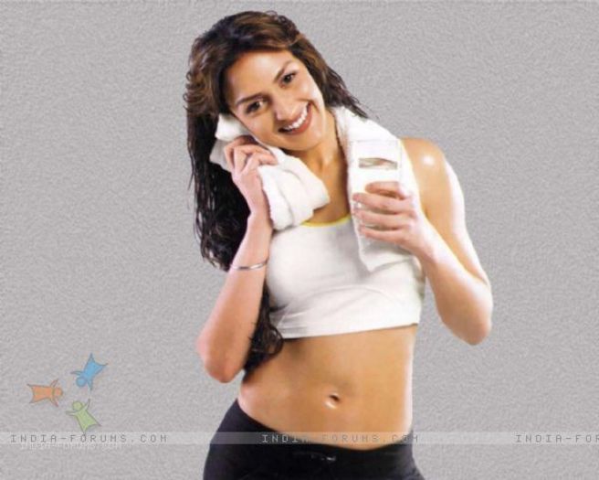 28026-esha-deol