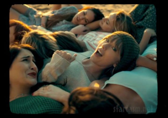 Taylor_Swift_22_music_video-490x344 - 22