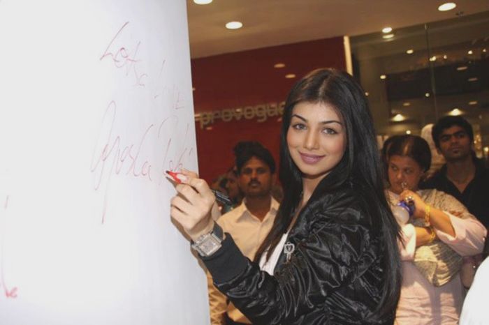 AYESHA TAKIA