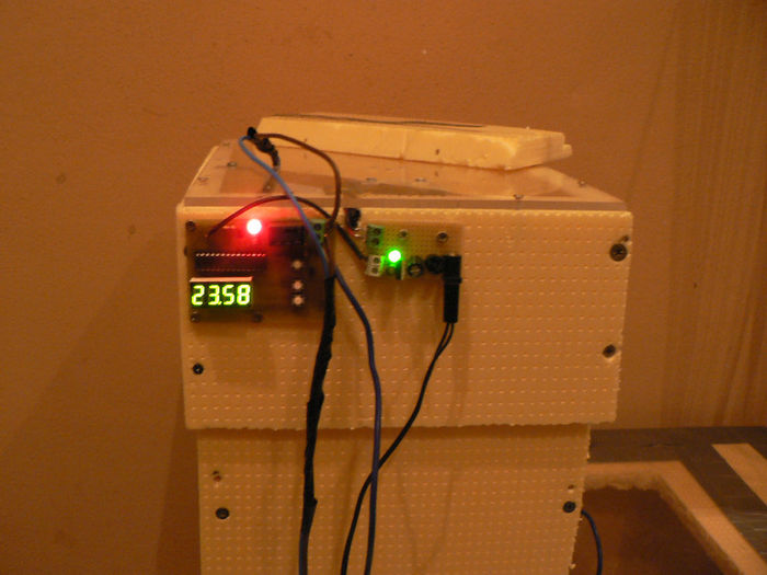 Primele probe; Se vede in dreapta modulul cu ventilatorul si termostatul conectate. De asemenea din termostat ies si firele care merg la elementul de incalzire (bec).
