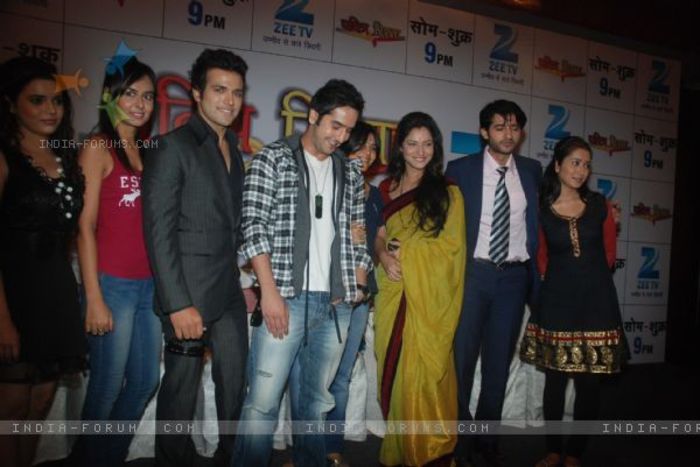 173594-ekta-kapoor-with-hiten-ankita-at-pavitra-rishta-serial-new-cast - Suflete Pereche