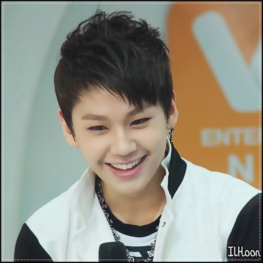 ♫ Aham..:)) [duce farfuri a la bucatarie;se intoarce;se pune la loc;brb].