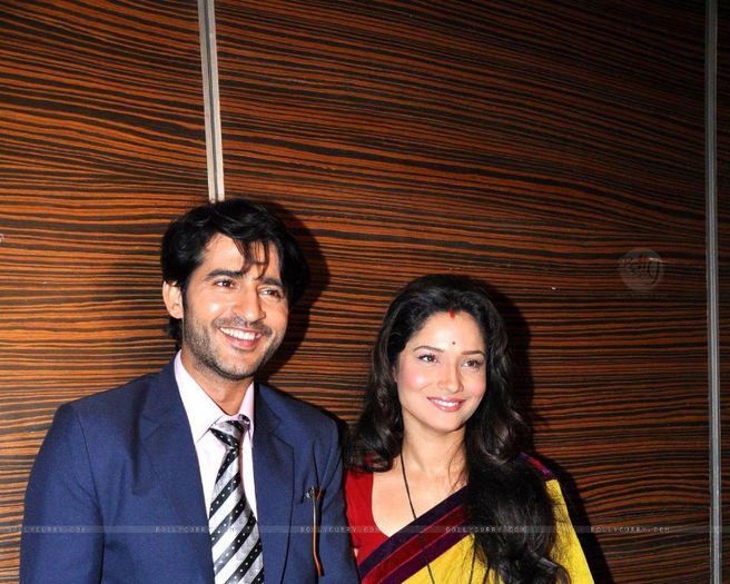 225384-ankita-lokhande-with-hiten-tejwani-at-pavitra-rishta-press-meet - Suflete Pereche