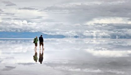 1. Mergi pe apa; Nu exista iluzie optica mai frumoasa decat cea pe care o ofera natura. Salar de Uyuni din Bolivia arata ca o oglinda uriasa.

