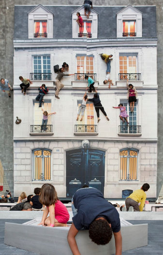 2. 3D cum n-ai mai vazut; Aceasta este o opera a artistului Leandro Erlich, sustinuta la Paris, la expozitia arta a compexului Le 104. Oamenii par ca sar peste ferestre si iti da o senzatie incredibila de 3D.

