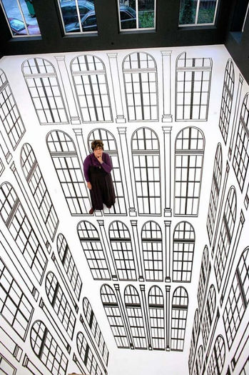 7. Cum arata abisul; Artista brazilianca Regina Silveira a realizat o iluzie spectaculoasa la o galerie din Polonia numita Atlas Sztuki Gallery of Contemporary Art din Lodz.
